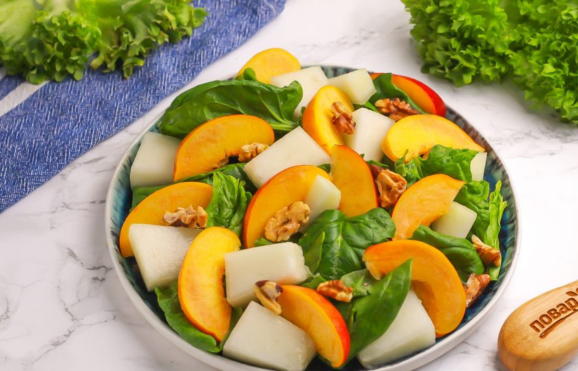1. Этап. Салат с нектаринами и дыней: Добавьте ядра грецких орехов. По желанию их можно заранее поджарить на сковороде и остудить, тогда ореховый вкус будет ощущаться гораздо ярче.