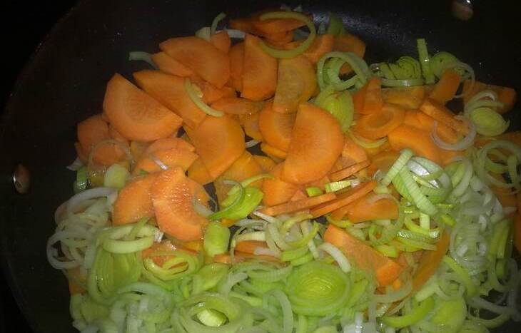 1. Этап. Итальянский овощной суп: Чистим и моем лук-порей и нарезаем кольцами. Морковь также чистим, моем и нарезаем полуколечками.