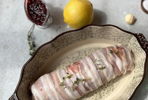 1. Этап. Руладин из индейки под брусничным соусом: Переложите в форму швом вниз.