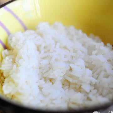 1. Этап. Утка карри по-тайски: Разложите приготовленный рис по тарелкам.