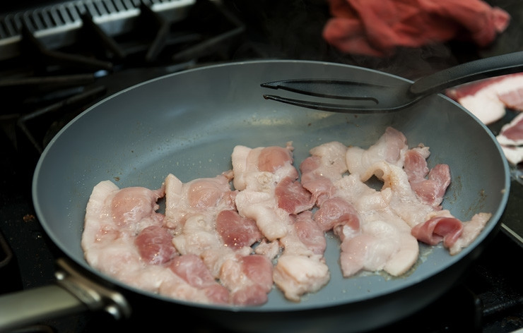 1. Этап. Макаронная запеканка: Обжариваем на сковороде бекон и откладываем его пока что в сторону. Ставим макароны вариться, затем натираем сыр.