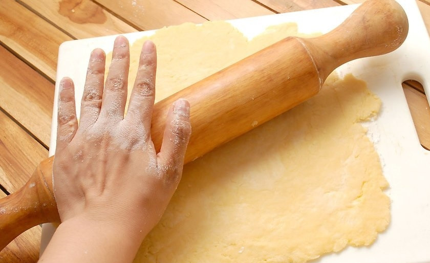 1. Этап. Простой рецепт яблочного пирога: 3. Разделите тесто на 2 части и оберните каждую в пищевую пленку, отправьте тесто на 30 минут в холодильник. Спустя полчаса достаньте одну часть и раскатайте её тонко по форме, в которой будете выпекать.