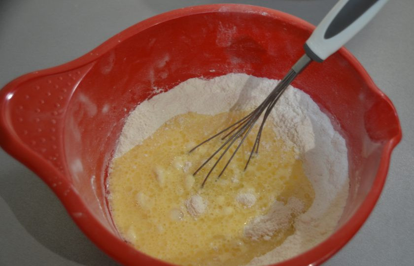 1. Этап. Кексы из кокосовой муки: Влейте смесь жидких ингредиентов к сухим.