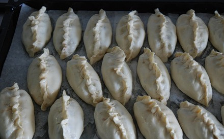 1. Этап. Пирожки с печенью и картошкой: В середину каждого кружочка кладем немного начинки, плотно скрепляем края теста, формируем пирожок. Противень застилаем пекарской бумагой и выкладываем на него пирожки. Смазываем их взбитым яйцом и ставим в разогретую до 180 градусов духовку на 20-25 минут. Когда на пирожках появится золотистая корочка, значит, они готовы.