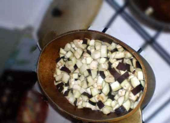 1. Этап. Рагу из баклажанов и кабачков: Следом добавляем лук и баклажаны. Тушим еще около 10 минут.