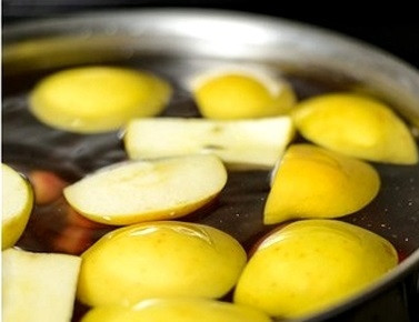 1. Этап. Компот из свежих фруктов: 3. Все фрукты залейте чистой водой и отправьте на огонь. Доведите до кипения. Затем убавьте огонь до минимума.