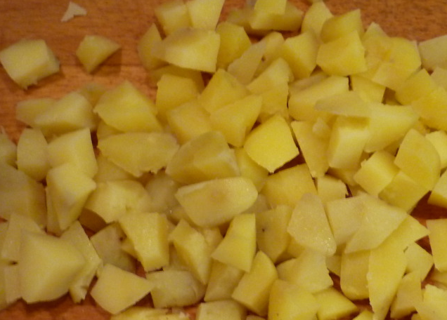 1. Этап. Салат Зураб: Картофель отварите в мундирах до готовности. Очистите и нарежьте мелкими кубиками.