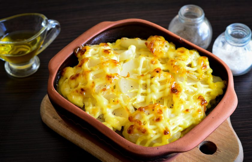 1. Этап. Свиная лопатка с картошкой в духовке: Запекайте свиную лопатку с картофелем в духовке 40-45 минут при температуре 180-190 градусов. Сверху блюдо должно стать румяным и аппетитным.