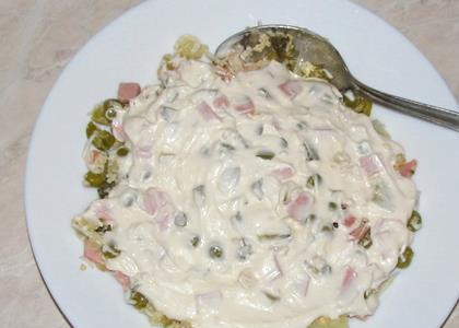 1. Этап. Салат с колбасой и яйцами: Заправляем майонезом или сметаной. Еще раз перемешиваем.