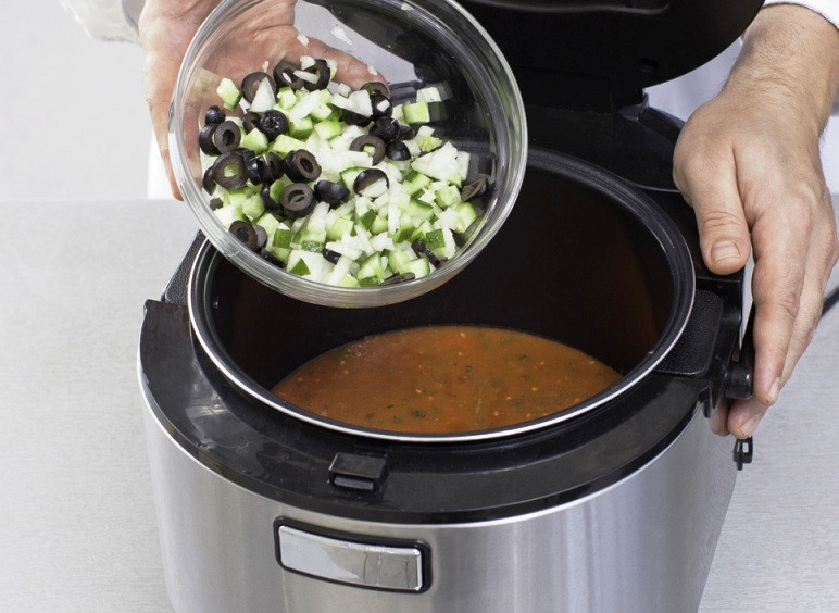 1. Этап. Простой суп из морепродуктов в мультиварке: Влейте в мультиварку томатное пюре, доведите до кипения, добавьте порезанные овощи и проварите 5 минут. Разлейте по порциям, добавьте в тарелку креветки и подайте с чесночным хлебом.