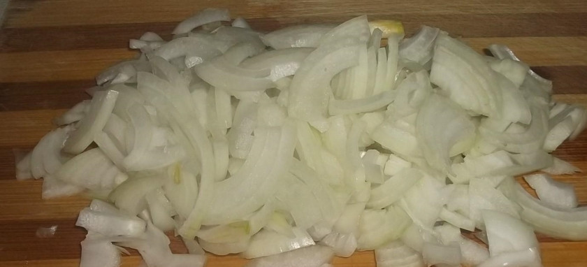 1. Этап. Солянка традиционная: 1. В кастрюлю наливаю 2-2,5 литра воды, отправляю на огонь, в закипевшую воду бросаю куриное филе, отвариваю его до готовности. Весь лук чищу, ополаскиваю холодной водой и нарезаю тонкими полукольцами.