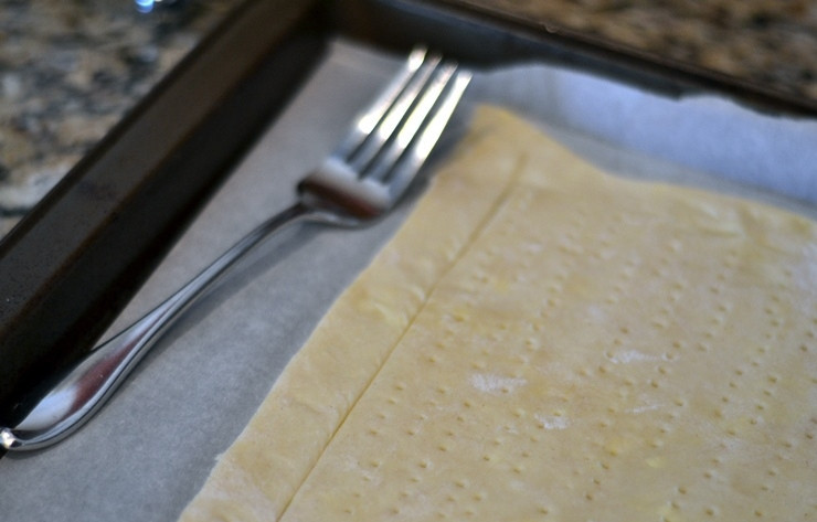 1. Этап. Пирог со спаржей: На противень выстилаем бумагу для выпекания и выкладываем ну него наш лист теста. При помощи ножа удаляем лишнее тесто и по всей площади при помощи вилки проделываем дырочки. И отправляем противень в разогретую до 200 градусов духовку на 10-15 минут.