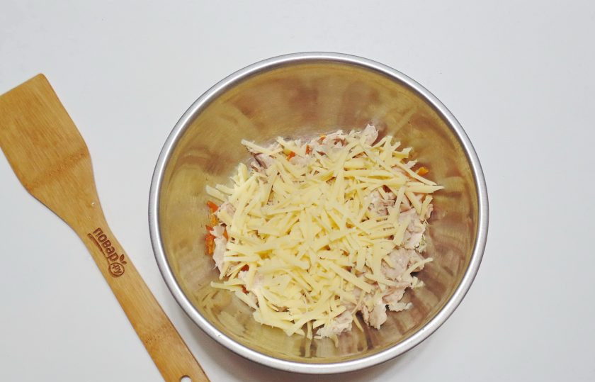 1. Этап. Заливной пирог с индейкой: Сыр натрите на терке и тоже добавьте в начинку.