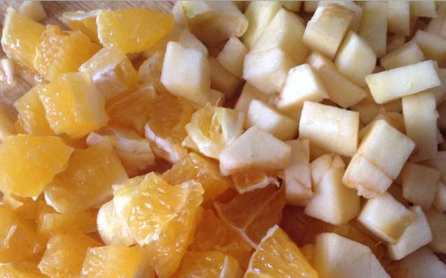 1. Этап. Новогодний салат с яблоком: 1. Нарезаем апельсин и яблоко крупными кусочками. Виноградинки и маслины делим пополам. Орехи измельчим и посыпаем салат.