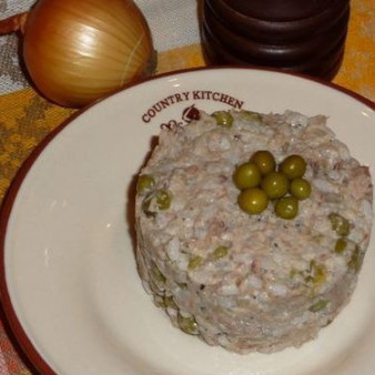 Простой салат с консервами рыбными