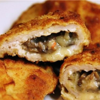 Мясо, фаршированное грибами и сыром