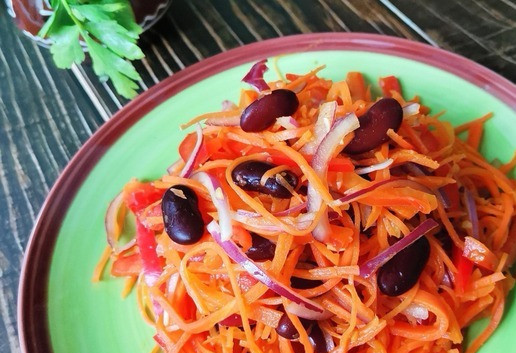 1. Этап. Постный салат Алый: Выжать сок из половинки лимона. Перемешать, добавить соль, если нужно. Обязательно дать настояться в холодильнике (15-20 минут).