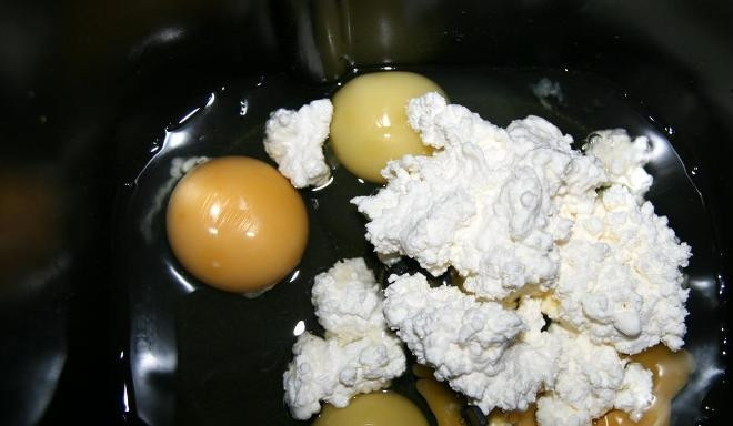 1. Этап. Хлеб Дюкана: В форму для хлебопечки разбейте яйца и добавьте творог.