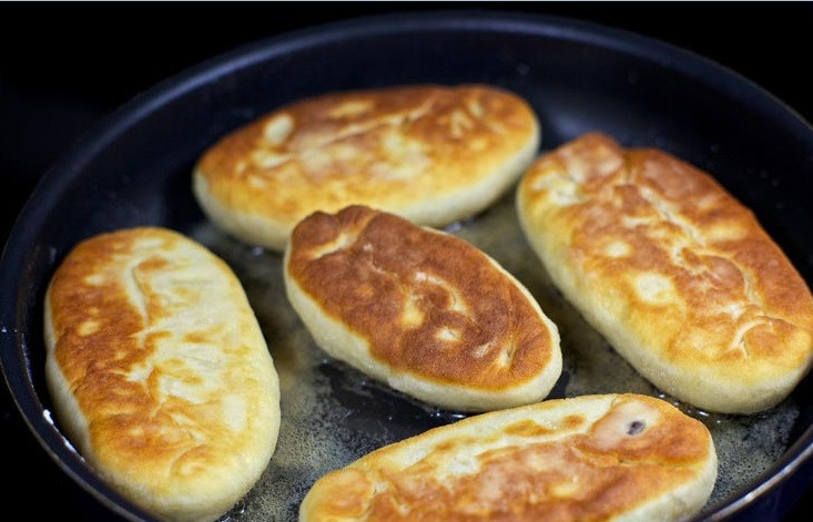 1. Этап. Пирожки, жареные на сковороде: 11. Жарьте пирожки на сковороде по 4-5 минут с каждой стороны до румяности. Пирожки, жареные на сковороде, в домашних условиях готовы. Их можно выложить на бумажное полотенце, чтобы дать стечь лишнему масло и немного остыть. Затем можно подавать к столу.