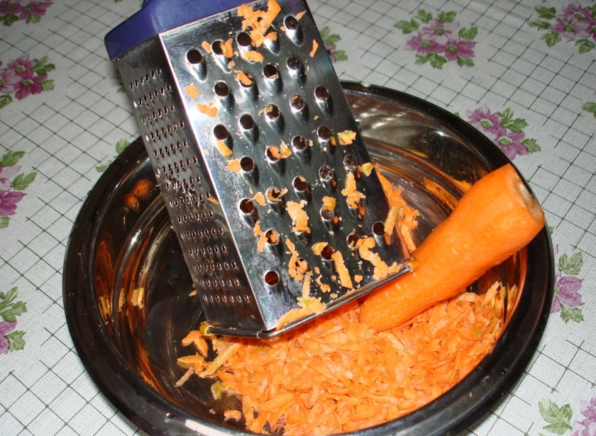 1. Этап. Капуста, тушеная с грибами: 2. Капусту перекладываем в большую кастрюлю с толстыми стенками, в ккоторой будем тушить. Натираем морковь на терке и кубиками режем лук.