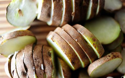 1. Этап. Картофель с сыром и зеленым луком: 1. Натереть сыр, нарезать зеленый лук. Наколоть картофель с вилкой, посыпать солью, обернуть влажным бумажным полотенцем и поместить микроволновую печь на 15 минут. Картофель должен быть твердым. Отложить картофель в сторону и дать остыть, после и нарезать его на ломтики.