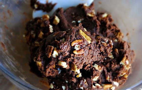 1. Этап. Шоколадное печенье с орехами: 2. Затем добавить орехи пекан и перемешать еще раз. Накрыть тесто пленкой и охладить в холодильнике 3-4 часа. Это тесто можно сделать 1 день до готовки и хранить в холодильнике.