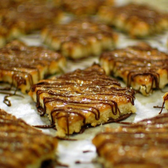 Пирог с ирисками и кокосом