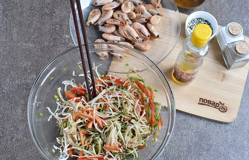 1. Этап. Китайский салат с креветками: Остывший маринад от креветок смешайте с медом и китайскими пряностями. Добавьте измельченный чеснок. Поперчите по вкусу и немного посолите. Добавьте кунжутное масло и хорошо перемешайте. Заправьте овощи.