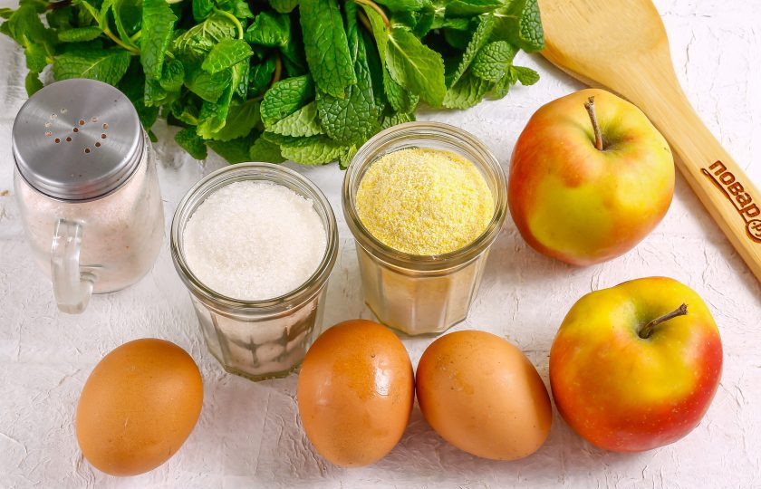 1. Этап. Шарлотка из кукурузной муки: Подготовьте указанные ингредиенты. Если не уверены в качестве куриных яиц, то используйте дополнительно 0,25 ч.л. разрыхлителя.