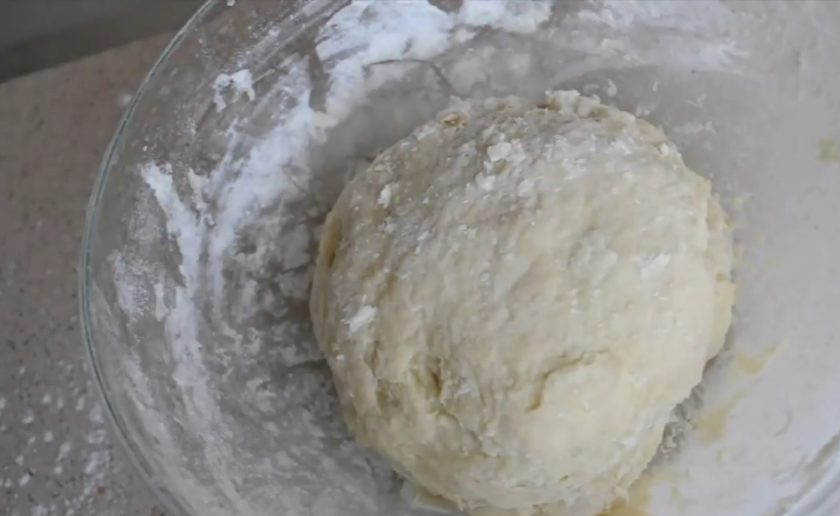 1. Этап. Пирог Крокодил: 2. Постепенно просейте в тесто муку и замесите мягкое тесто. Накройте его полотенцем, дайте постоять 30 минут.