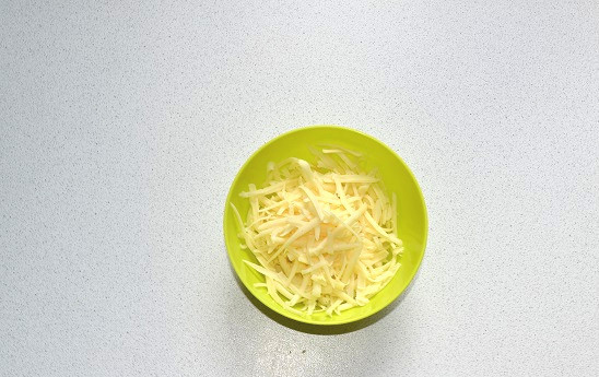 1. Этап. Шаурма на гриле: Сыр натрите на средней или крупной терке.