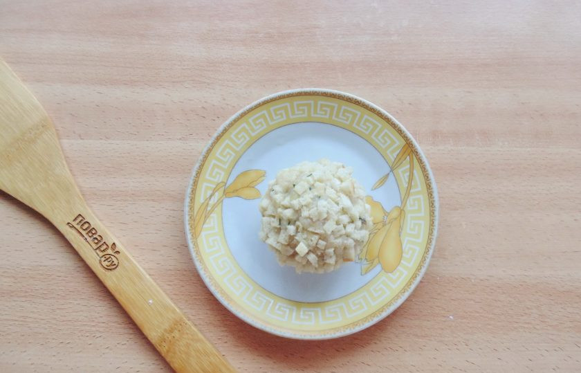 1. Этап. Рыбные котлеты Каштаны: Обваляйте котлетный шарик в сухариках. Получаем 