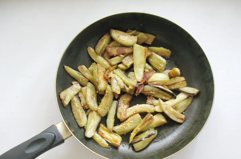 1. Этап. Острая закуска из баклажанов: Обжарьте на среднем огне до золотистого цвета.