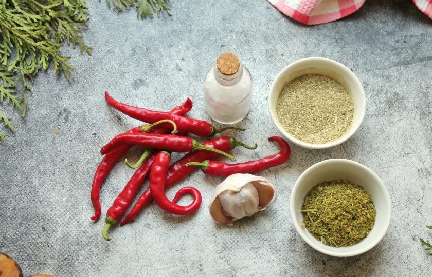 1. Этап. Аджика из сухого острого перца: Подготовьте все необходимые ингредиенты для приготовления аджики из сухого острого перца.