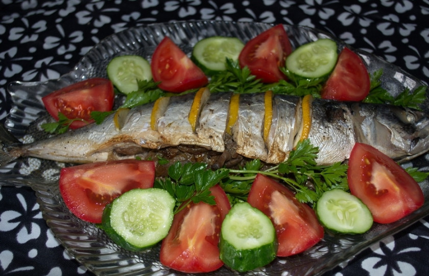 1. Этап. Скумбрия, запеченная с грибами: Запекайте рыбу на решетке мангала или в духовке 40 минут. Если запекаете в духовке, то используйте температурный нагрев 180-200 градусов. Если на мангале, то на тлеющих углях, без агрессивного пламени.