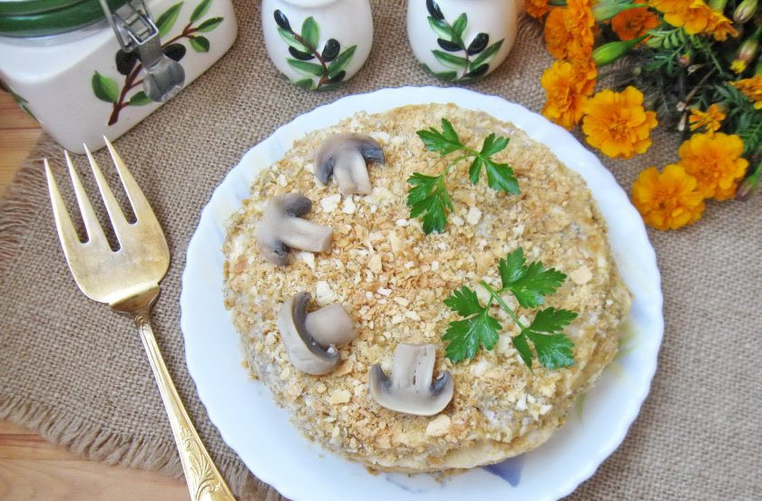 1. Этап. Торт закусочный Грибная фантазия: Украсьте торт по своему вкусу и дайте пропитаться несколько часов.