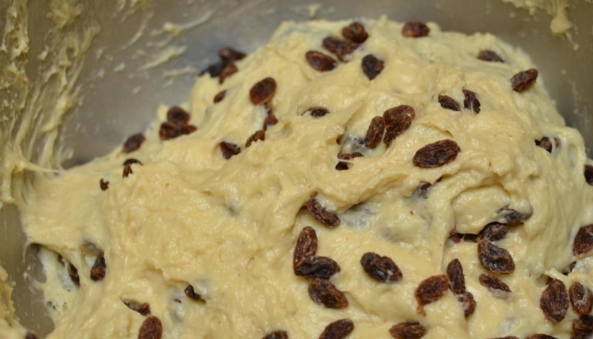 1. Этап. Тесто на куличи: Изюм добавляем в тесто, аккуратно перемешиваем его.