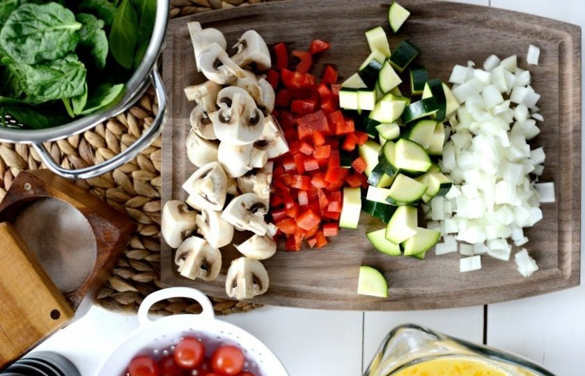 1. Этап. Фриттата с овощами и сыром: 2. Подготовьте ингредиенты. Грибы и цукини нашинкуйте четвертинками, перец и лук — мелкими кубиками.