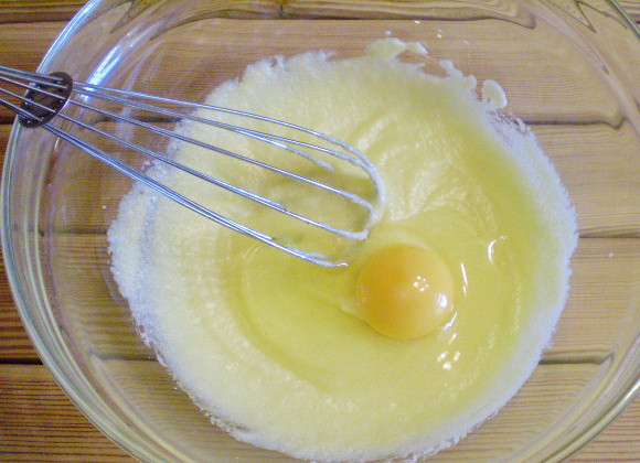 1. Этап. Кексики на кефире: 4. Вводим в тесто сырое яйцо, замешиваем.