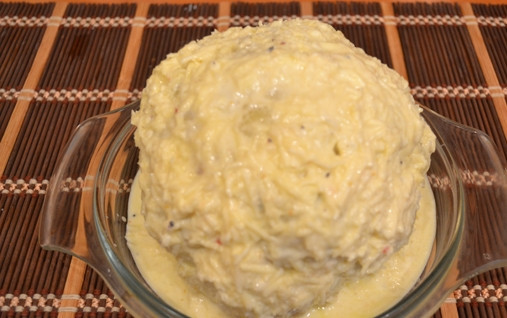 1. Этап. Цветная капуста целиком в духовке: Обваренный кочан цветной капусты кладем в форму для запекания и обмазываем со всех сторон приготовленным соусом. Ставим в разогретую до 180 градусов духовку примерно на пол часа.