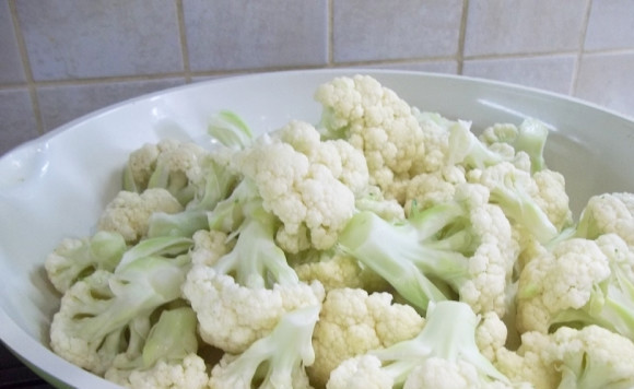1. Этап. Цветная капуста в майонезе: 1. Это блюдо может выступать в качестве основного (с гарниром из овощей, например или картофельным пюре) и такде в качестве закуски даже на праздничный стол. В первую очередь нужно отделить соцветия и проварить их до полу готовности (варить в кипящей подсоленной воде не более 3 минут).