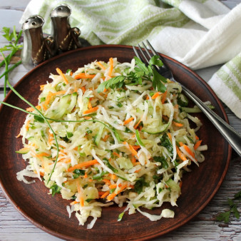 Салат с капустой и дайконом