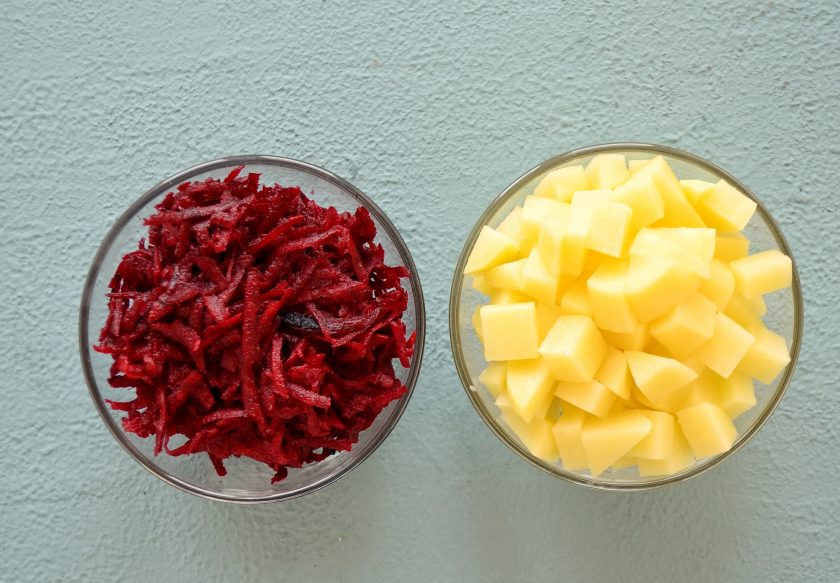 1. Этап. Борщ с чечевицей: Натрите на крупной тёрке свеклу, картофель нарежьте кубиками.