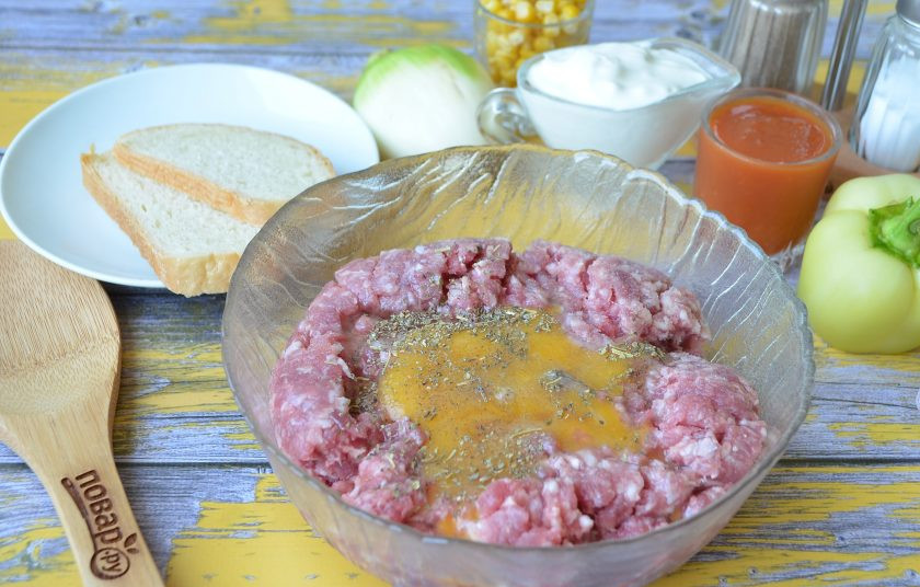 1. Этап. Мясные буханки с сюрпризом: 2. Соедините фарш с сырым яйцом, солью, перцем молотым и специями для мяса.