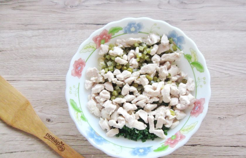 1. Этап. Жареный Оливье: Добавьте куриное филе в салат.