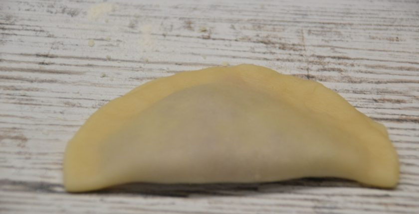 1. Этап. Чебуреки Мини: Хорошо защипните края теста.