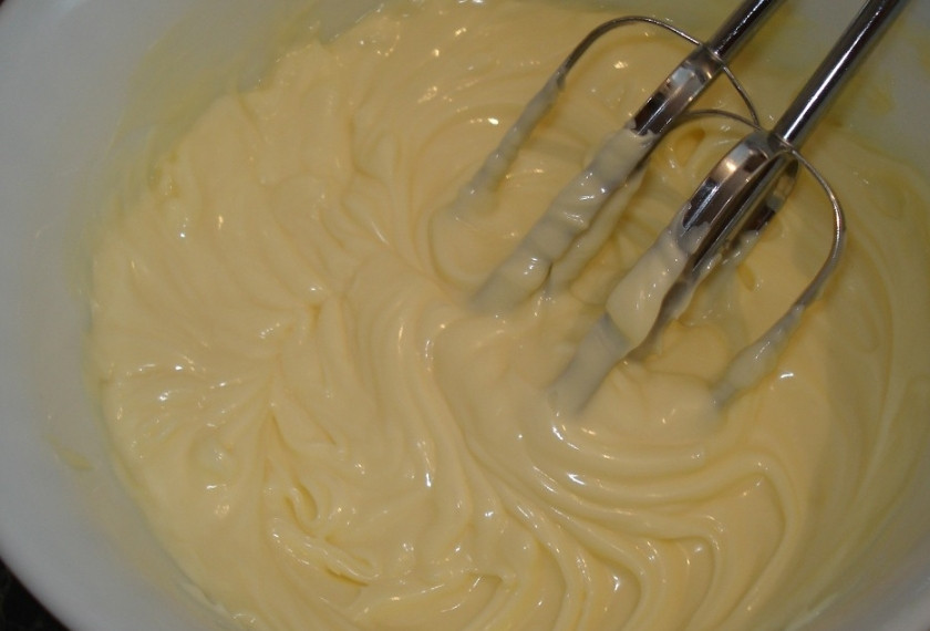 1. Этап. Заварной крем без муки: Сливочное масло взбиваем до однородной массы.