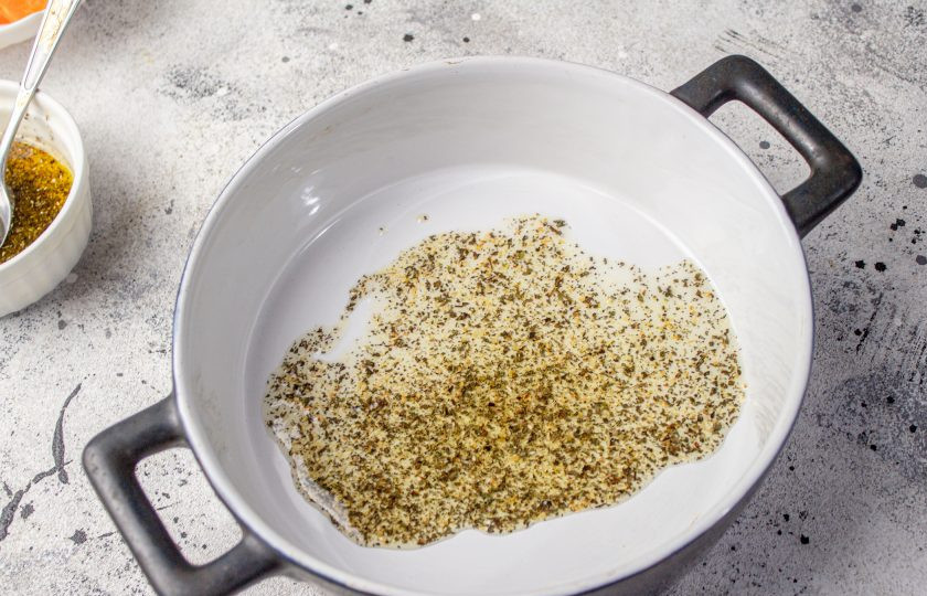 1. Этап. Тыква запеченная с травами и сыром: На дно формы для выпечки налейте 1/3 часть соуса.