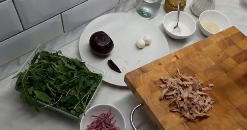 1. Этап. Вкусный салат с грушами и мясом: 3. Индюшатину поджарьте до золотистой корочки, разделите руками на небольшие кусочки.