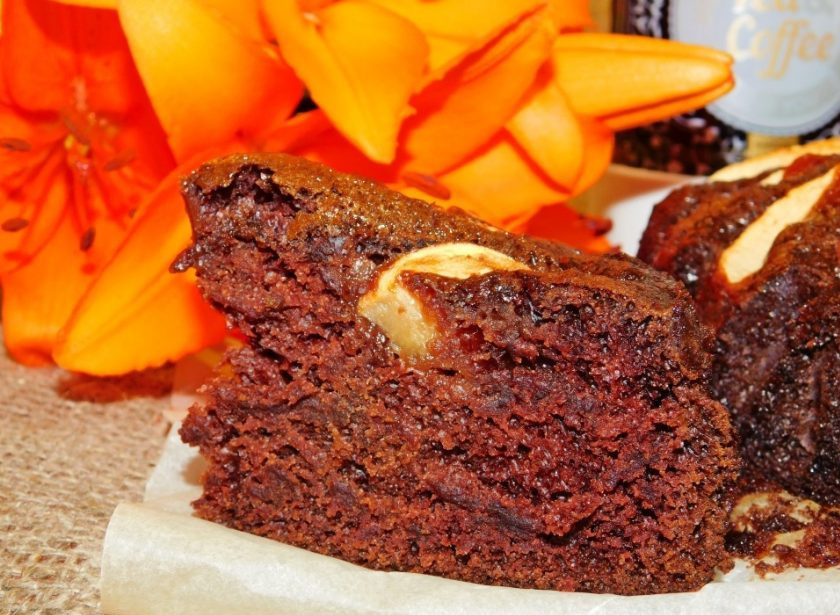 1. Этап. Шоколадный пирог с яблоками (без яиц): Готовый пирог полностью остудите перед тем, как его разрезать. Приятного чаепития!